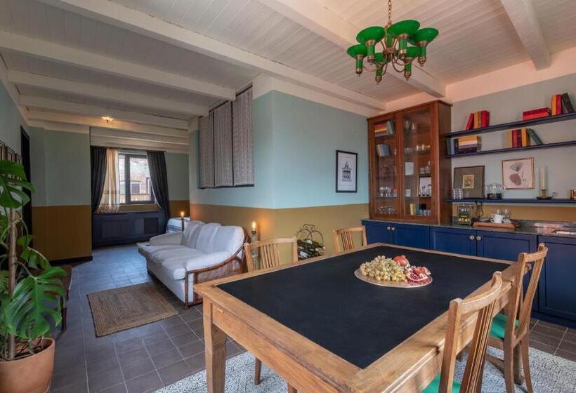 سوییت با چشمانداز استخر, Communal Hotel Telavi