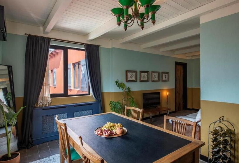 سوییت با چشمانداز استخر, Communal Hotel Telavi