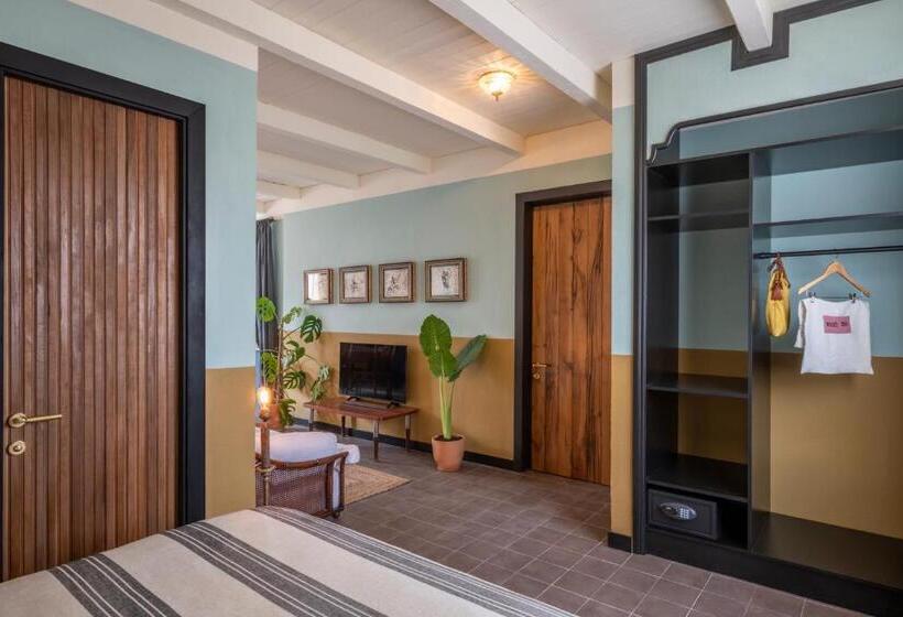 سوییت با چشمانداز استخر, Communal Hotel Telavi