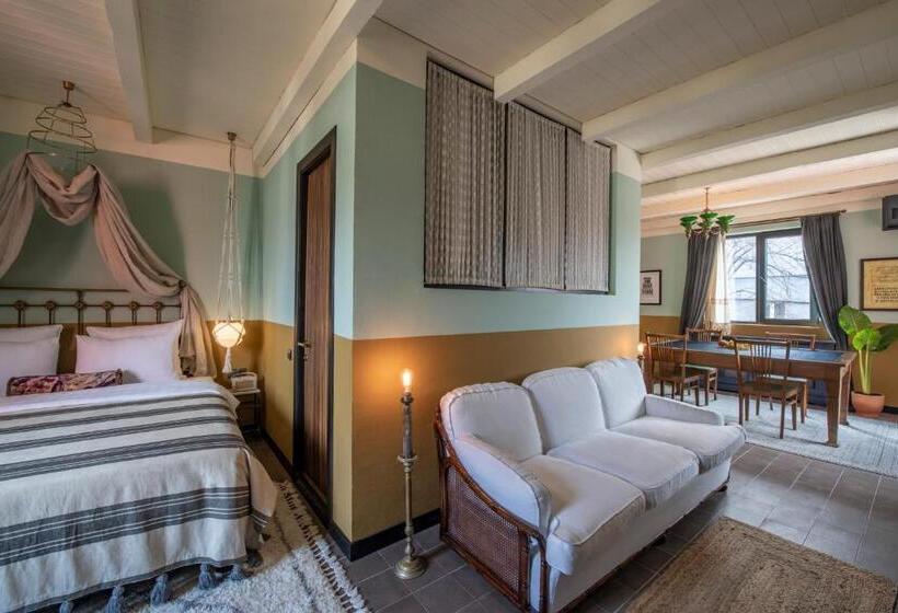 سوییت با چشمانداز استخر, Communal Hotel Telavi