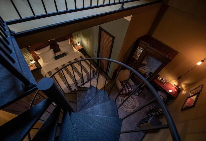 سوئیت با وان آب گرم, Communal Hotel Telavi