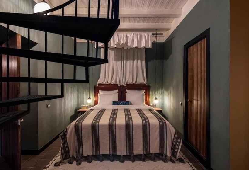 سوئیت با وان آب گرم, Communal Hotel Telavi