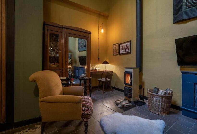 سوئیت با وان آب گرم, Communal Hotel Telavi