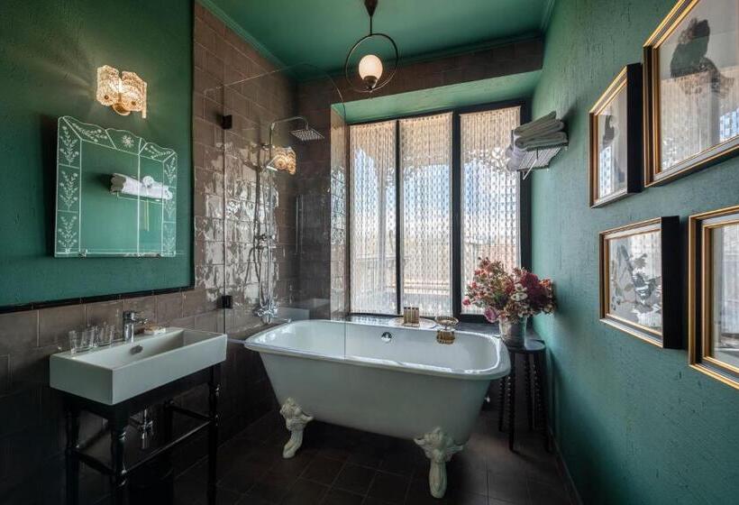 سوئیت با بالکن, Communal Hotel Telavi