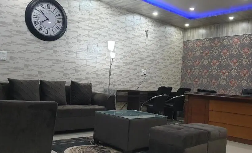 Executive Suite, Maple Leaf