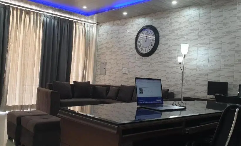 Executive Suite, Maple Leaf