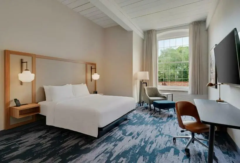 キングサイズベッドのスタンダードルーム, Fairfield Inn & Suites Madison Historic Eagle Cotton Mill