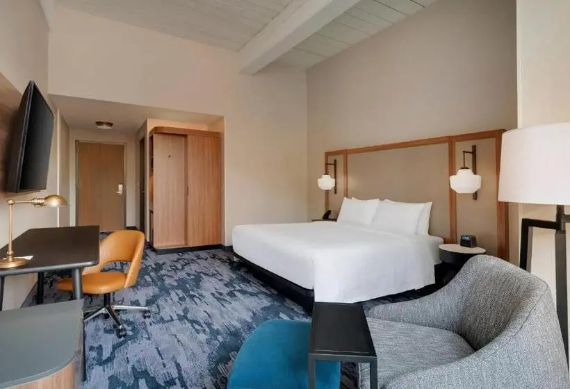 キングサイズベッドのスタンダードルーム, Fairfield Inn & Suites Madison Historic Eagle Cotton Mill