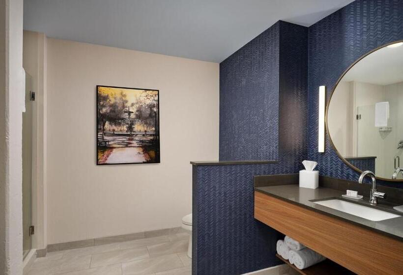 带特大床的标准间, Fairfield Inn & Suites Madison Historic Eagle Cotton Mill