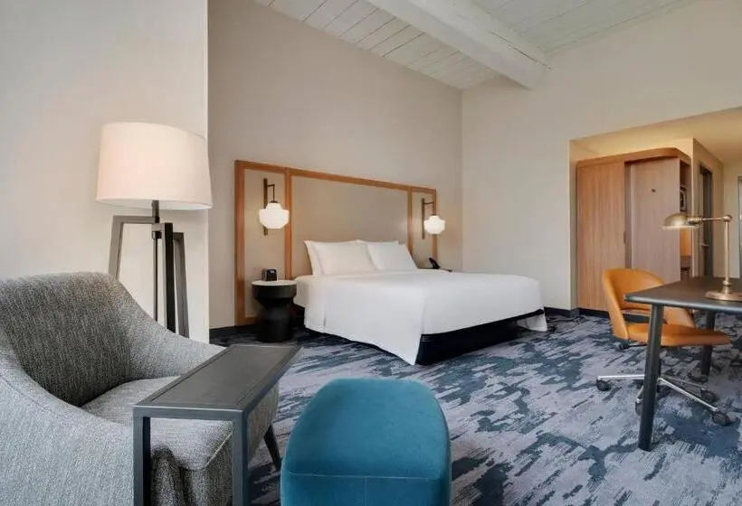 キングサイズベッドのスタンダードルーム, Fairfield Inn & Suites Madison Historic Eagle Cotton Mill
