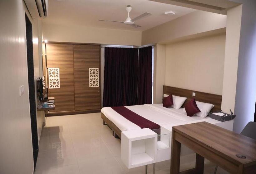 اتاق لوکس, Auhtel Baner