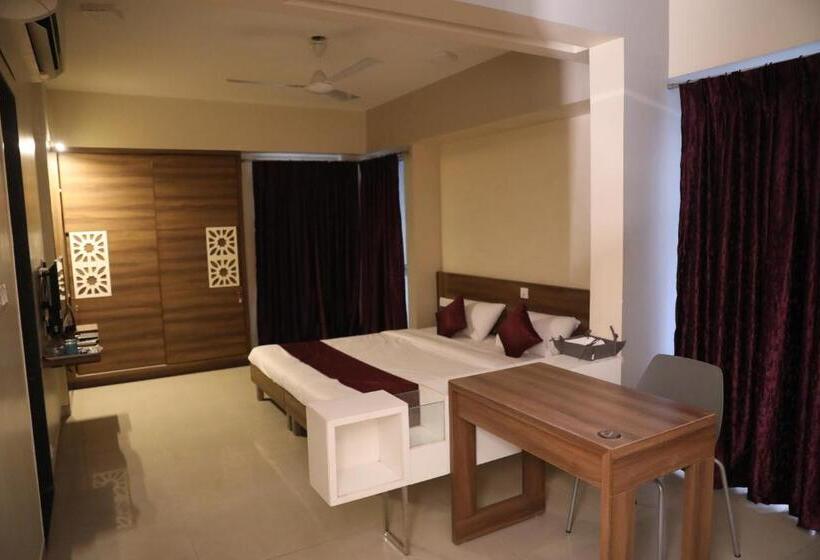 اتاق لوکس, Auhtel Baner