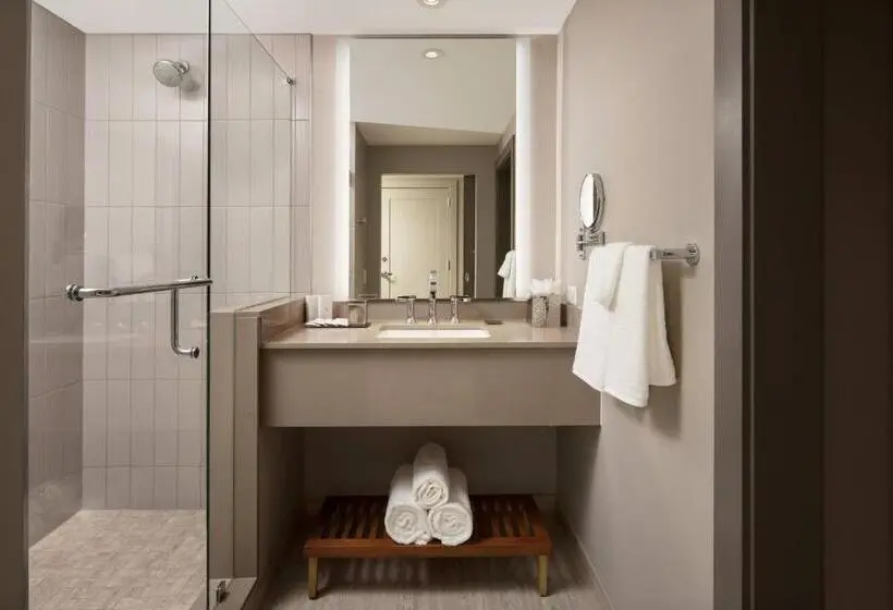 Deluxe Room King Bed & City View