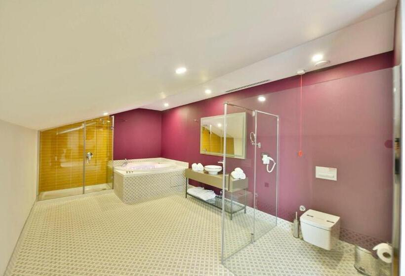 اتاق لوکس با تخت بزرگ, Ghan