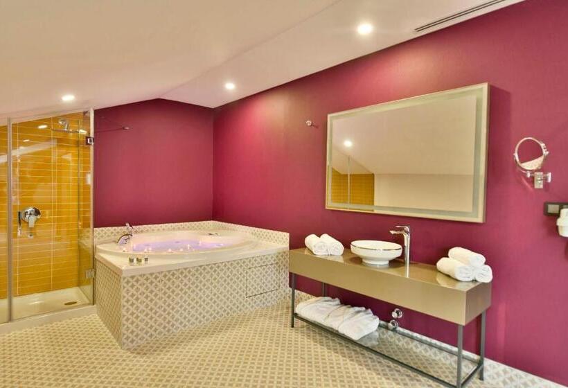 اتاق لوکس با تخت بزرگ, Ghan