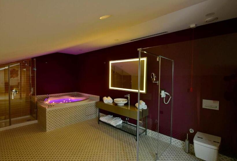 اتاق لوکس با تخت بزرگ, Ghan