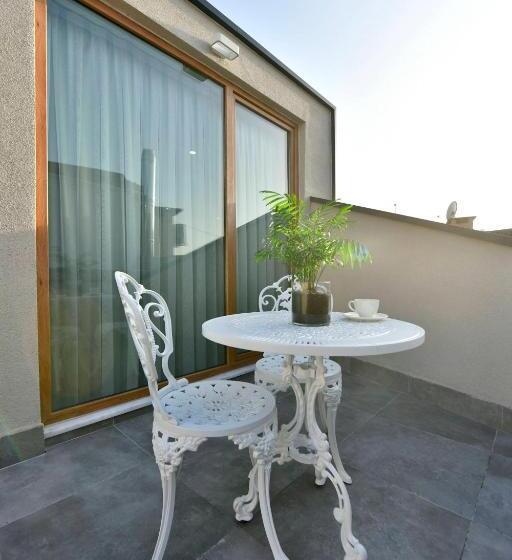 اتاق لوکس با تخت بزرگ, Ghan