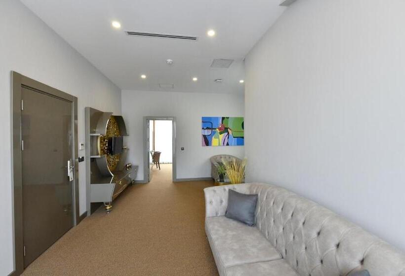 سوئیت با تخت بزرگ, Ghan