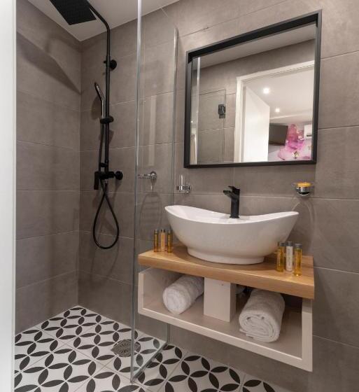 חדר סטנדרט יחיד, Athens Market Portrait