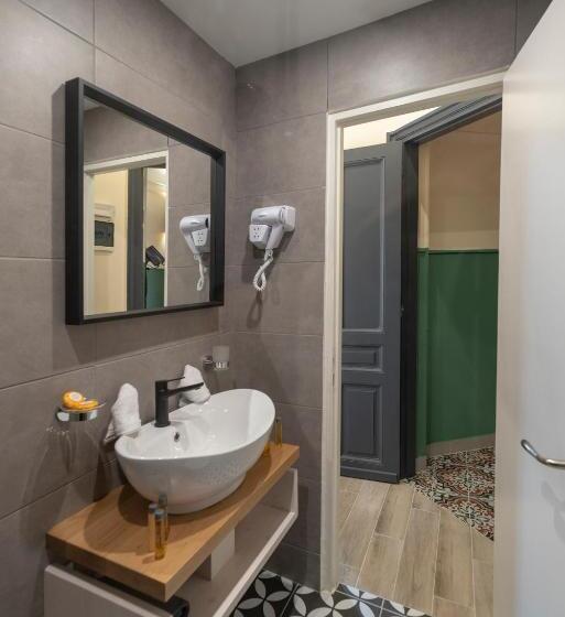 חדר סטנדרט עם מרפסת, Athens Market Portrait