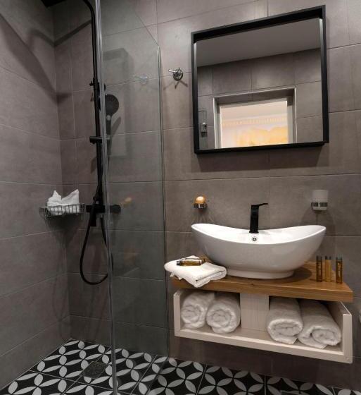 חדר סטנדרט, Athens Market Portrait