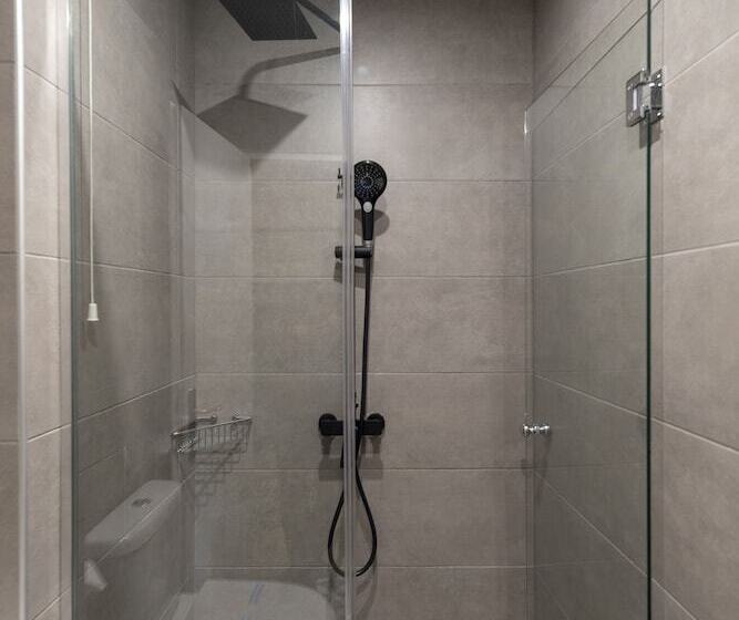 חדר סטנדרט, Athens Market Portrait