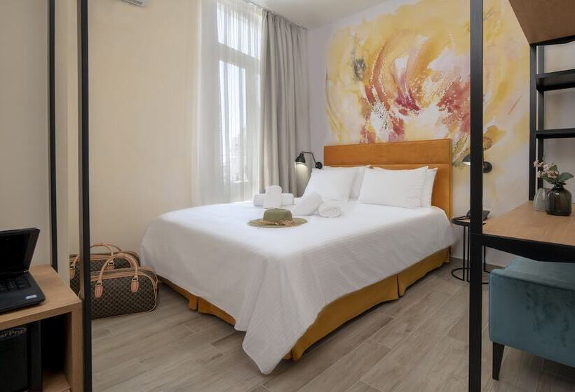 חדר סטנדרט, Athens Market Portrait