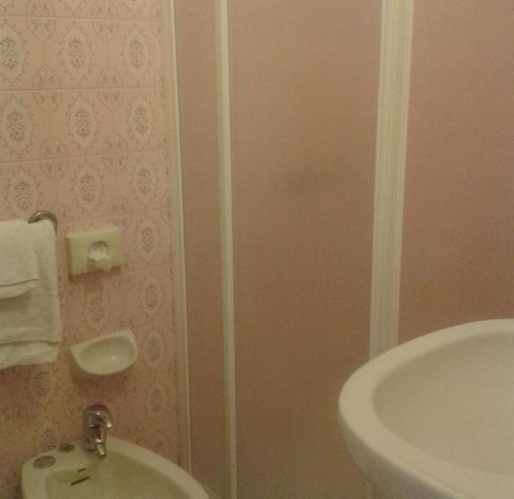 اتاق استاندارد یک نفره, Crocenzi