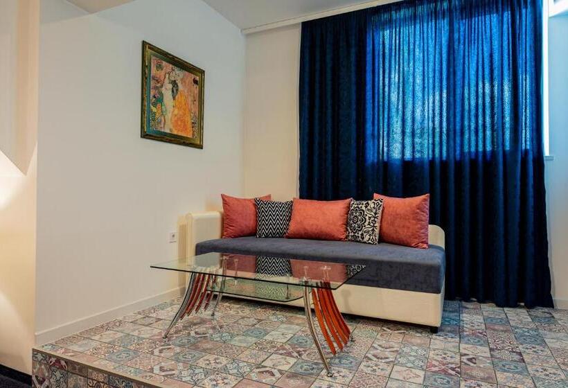 جناح ديلوكس, Elegance