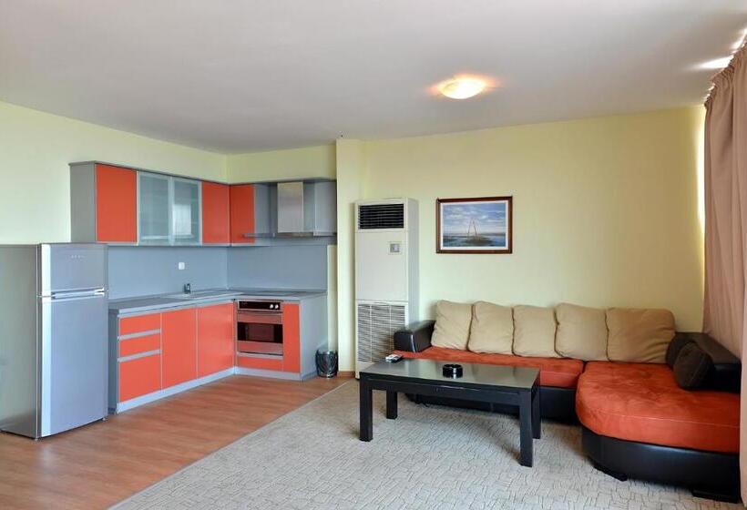 דירת חדר דלוקס, Ellinis