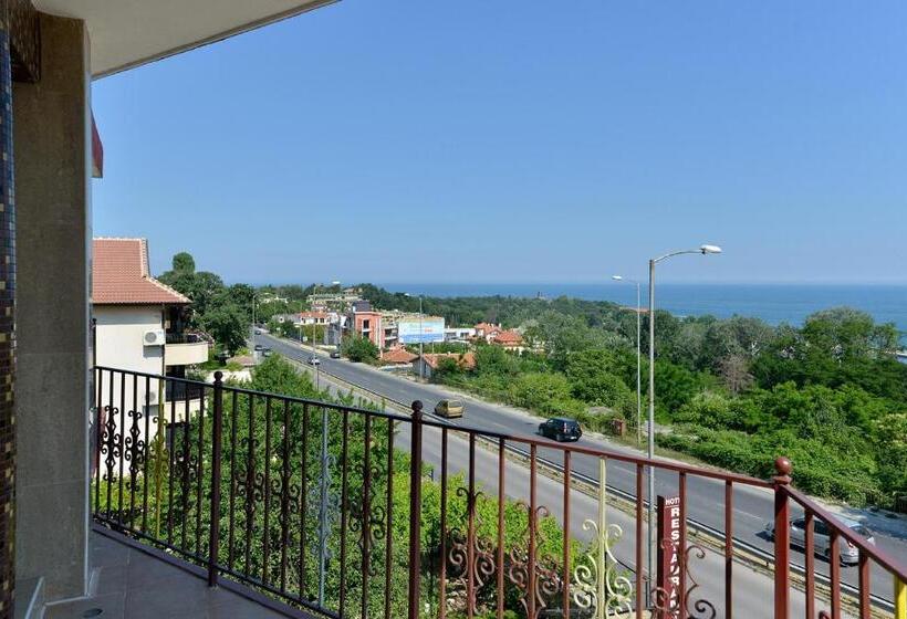 דירת חדר דלוקס, Ellinis