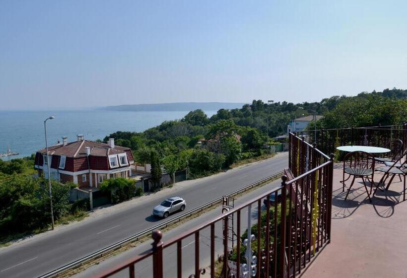 דירת חדר דלוקס, Ellinis