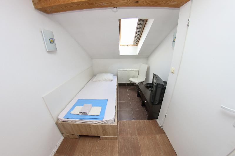 اتاق استاندارد یک نفره, Hayat