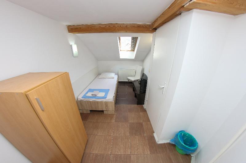 اتاق استاندارد یک نفره, Hayat