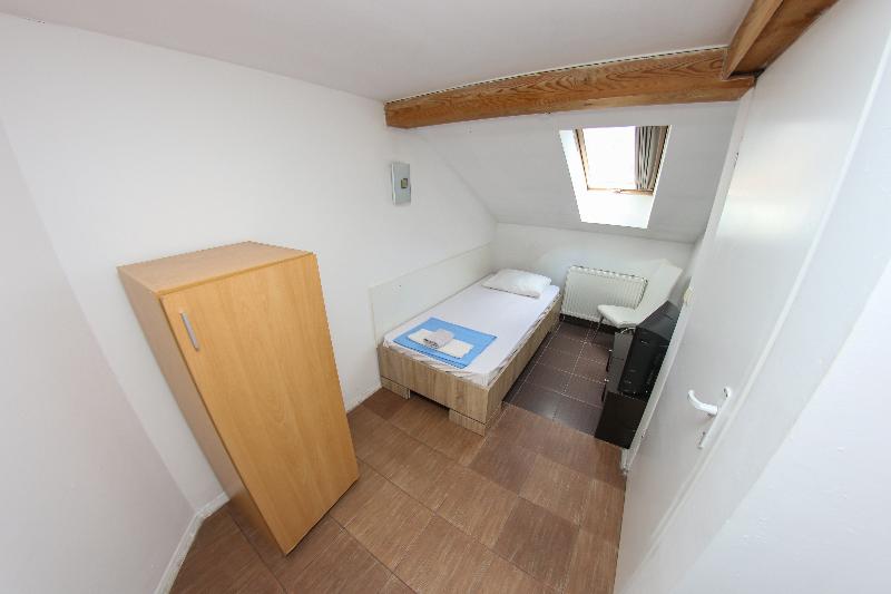 اتاق استاندارد یک نفره, Hayat