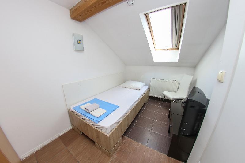 اتاق استاندارد یک نفره, Hayat