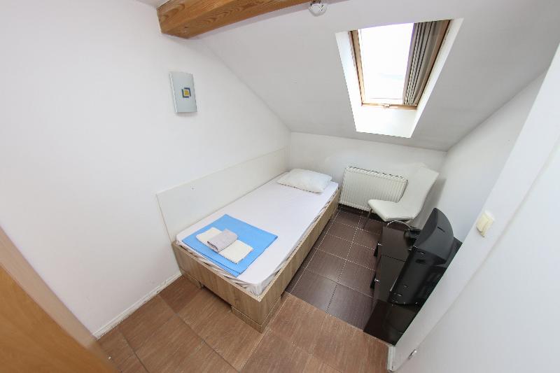 اتاق استاندارد یک نفره, Hayat