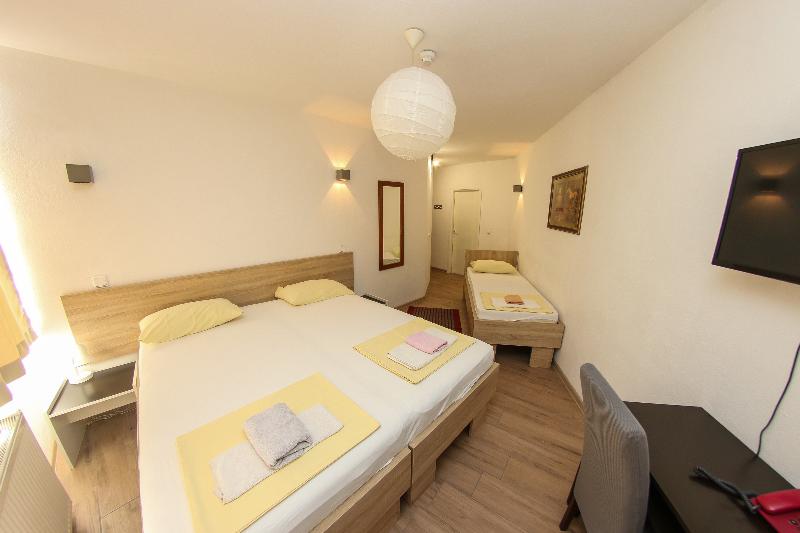 اتاق استاندارد سه نفره, Hayat