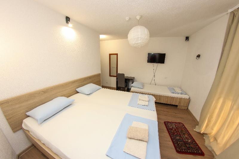 اتاق استاندارد سه نفره, Hayat