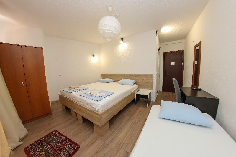 اتاق استاندارد سه نفره, Hayat