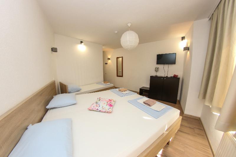 اتاق استاندارد سه نفره, Hayat