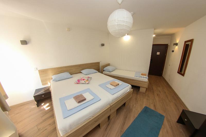 اتاق استاندارد سه نفره, Hayat