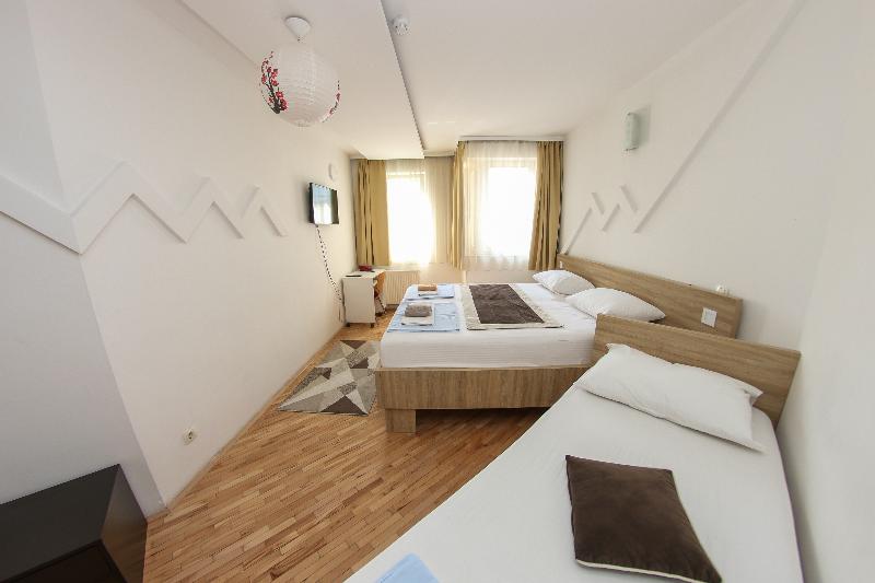 اتاق استاندارد سه نفره, Hayat