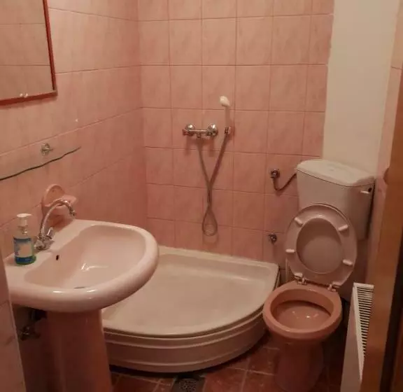 اتاق استاندارد یک نفره, Hostel Gonzo