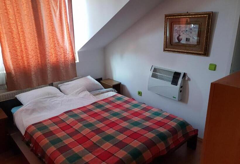 コンフォートルーム, Hostel Gonzo
