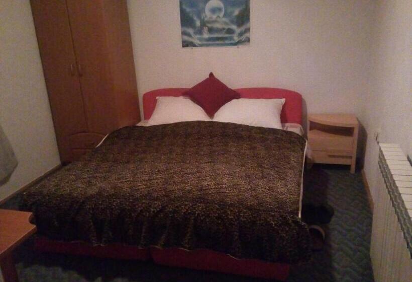コンフォートルーム, Hostel Gonzo