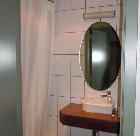 اتاق عادی, Malcot