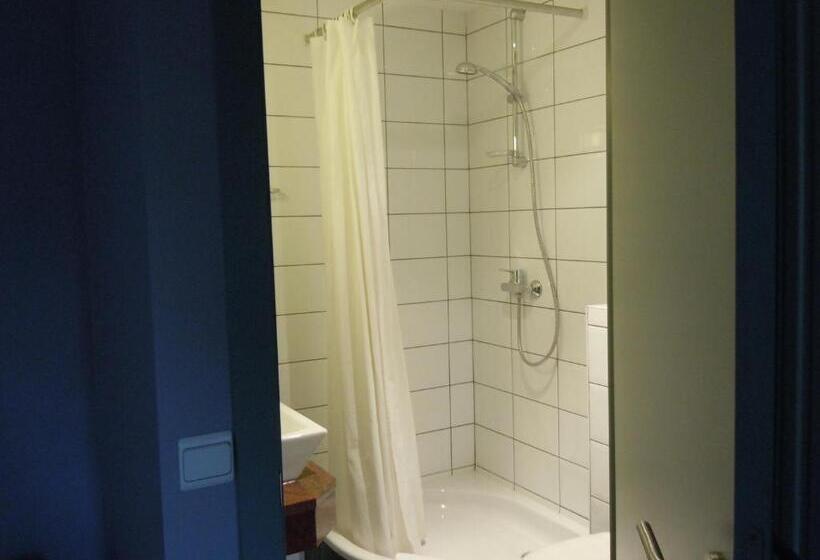 اتاق اکونومی, Malcot