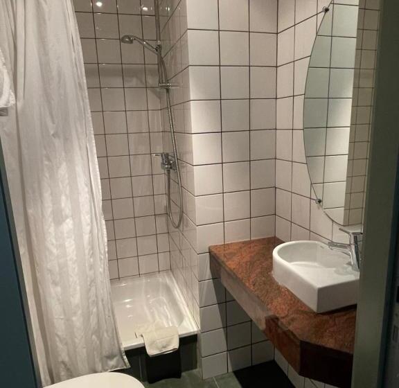 اتاق اکونومی یک تخته, Malcot