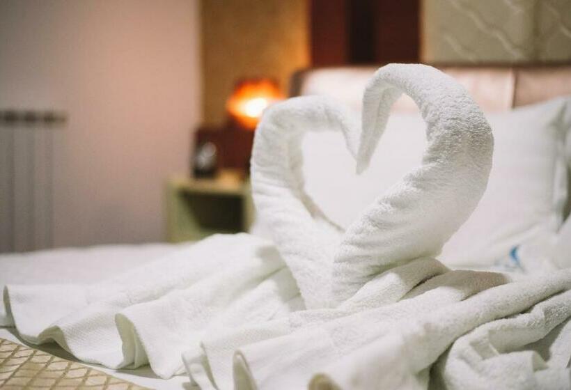 اتاق لوکس با بالکن, Petriti & Spa